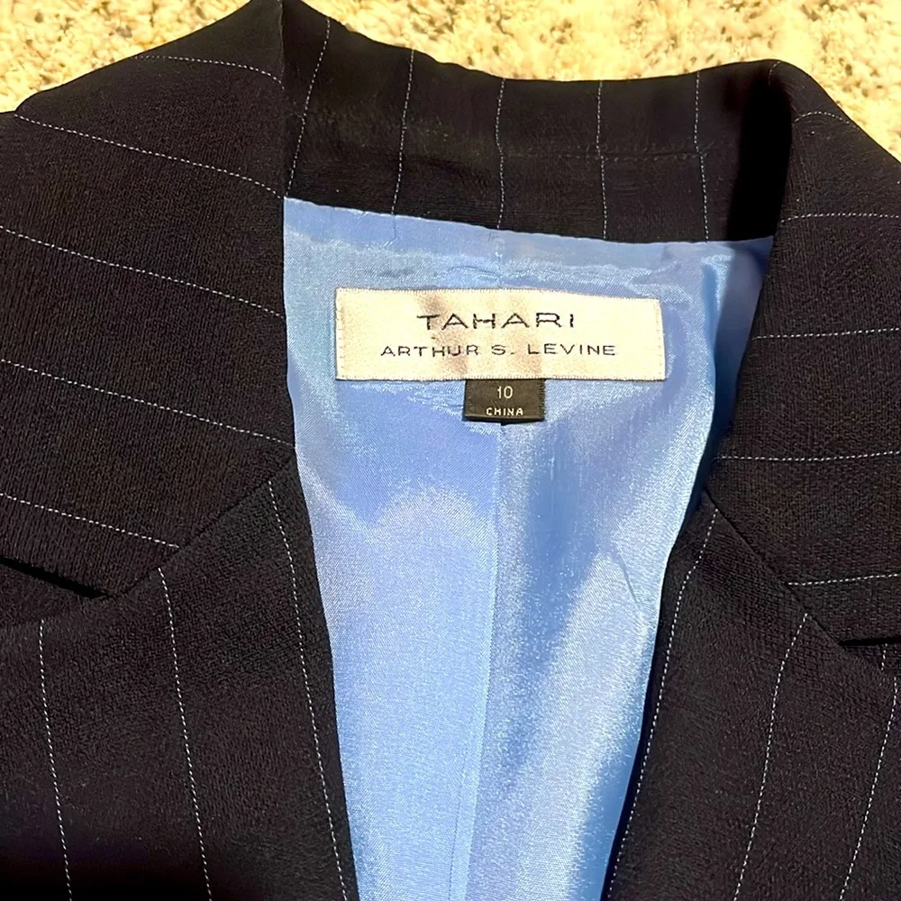 Tahari sz 10 fully lined straight leg pant suit. Navy with light blue pin stripe - Picture 3 of 3